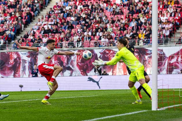 GER, Bundesliga, RB Leipzig - FC Augsburg. 07.03.2026, Red Bull Arena, Leipzig, GER, Bundesliga, RB Leipzig - FC Augsburg. Christoph Baumgartner (RB Leipzig 14) im Zweikampf gegen Finn Dahmen (FC Augsburg 1) Â