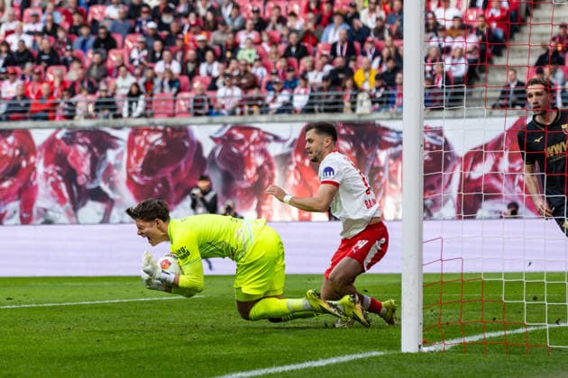GER, Bundesliga, RB Leipzig - FC Augsburg. 07.03.2026, Red Bull Arena, Leipzig, GER, Bundesliga, RB Leipzig - FC Augsburg. Christoph Baumgartner (RB Leipzig 14) im Zweikampf gegen Finn Dahmen (FC Augsburg 1) Â
