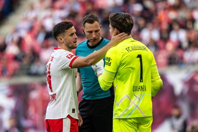GER, Bundesliga, RB Leipzig - FC Augsburg. 07.03.2026, Red Bull Arena, Leipzig, GER, Bundesliga, RB Leipzig - FC Augsburg. Diskussion zwischen Christoph Baumgartner (RB Leipzig 14) und Finn Dahmen (FC Augsburg 1) Â