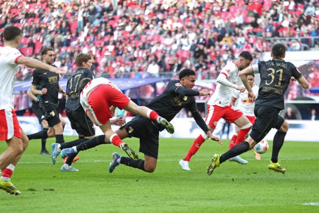1. Fußball Bundesliga: RB Leipzig - FC Augsburg; 07.03.2026 Brajan Gruda (10, RB Leipzig) kollieidert mit Noahkai Banks (40, FC Augsburg). LEIPZIG, DEUTSCHLAND - MARCH 7: Bundesliga-Spiel RB Leipzig - FC Augsburg in der Red Bull Arena am 25. Spieltag der 1. Bundesliga am March 7, 2026 in Leipzig, Deutschland. DFL REGULATIONS PROHIBIT ANY USE OF PHOTOGRAPHS AS IMAGE SEQUENCES AND OR QUASI-VIDEO.