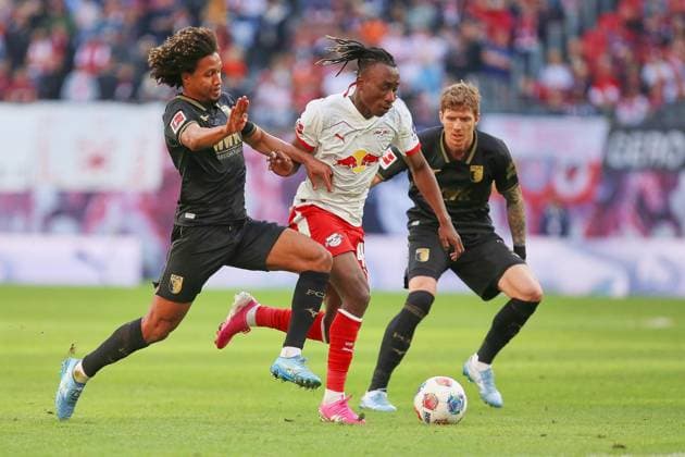 Leipzig, Sachsen, Deutschland, 07.03.2026: Red-Bull-Arena: 25. Spieltag, Saison 2025 26, 1. Fußball-Bundesliga: RB Leipzig - FC Augsburg: Han-Noah Massengo (4, FCA), Yan Diomande (49, RBL) und Kristijan Jakic (17, FCA)