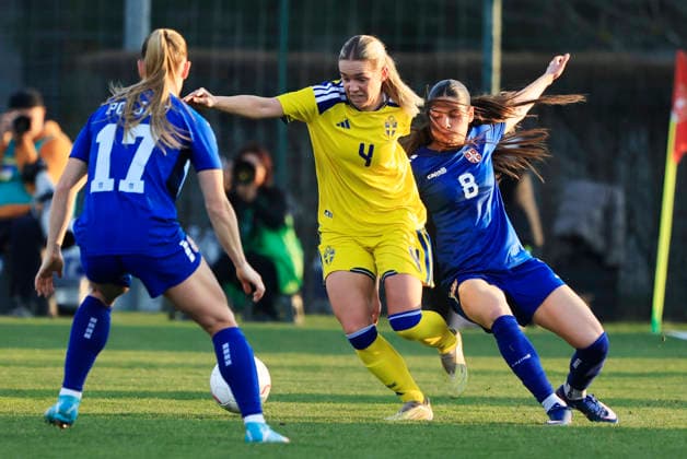 STARA PAZOVA, SERBIA 20260307 Sweden s Hanna Lundkvist between Serbia s Allegra Poljak and Sara StokiÄ‡ during Saturday s World Cup qualifying match between Serbia and Sweden at Sportski centar FSS plan 1, Stara Pazova, Serbia.