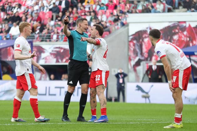 1. Fußball Bundesliga: RB Leipzig - FC Augsburg; 07.03.2026 Schiedsrichter Martin Petersen in Diskussion mit Kapitän David Raum (22, RB Leipzig) LEIPZIG, DEUTSCHLAND - MARCH 7: Bundesliga-Spiel RB Leipzig - FC Augsburg in der Red Bull Arena am 25. Spieltag der 1. Bundesliga am March 7, 2026 in Leipzig, Deutschland. DFL REGULATIONS PROHIBIT ANY USE OF PHOTOGRAPHS AS IMAGE SEQUENCES AND OR QUASI-VIDEO.