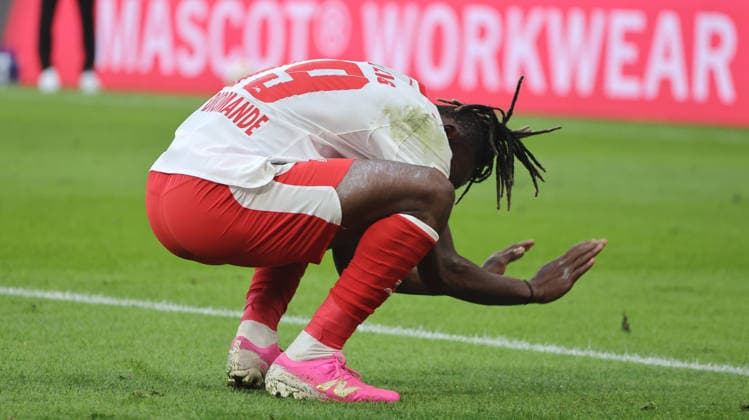 Yan Diomande enttäuscht nach vergebener Torchance Enttäuschung Fußball Fussball DFL Bundesliga Herren 25. Spieltag Saison 2025 2026 07.03.2026 RasenBallsport RB Leipzig RBL vs. FC Augsburg FCA in der RedBull Arena DFL regulations prohibit any use of photographs as image sequences and or quasi-video.