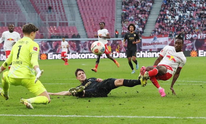 Yan Diomande erzielt das Tor zum 1:1 Ausgleich gegen Torwart Finn Dahmen Zweikampf Spielszene Aktion Fußball Fussball DFL Bundesliga Herren 25. Spieltag Saison 2025 2026 07.03.2026 RasenBallsport RB Leipzig RBL vs. FC Augsburg FCA in der RedBull Arena DFL regulations prohibit any use of photographs as image sequences and or quasi-video.