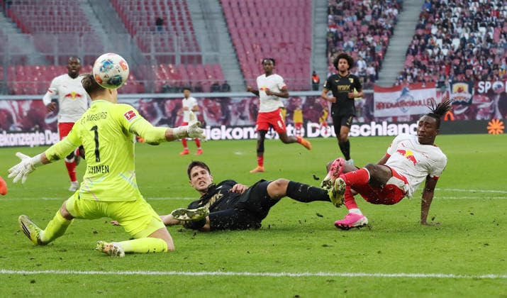 Yan Diomande erzielt das Tor zum 1:1 Ausgleich gegen Torwart Finn Dahmen Zweikampf Spielszene Aktion Fußball Fussball DFL Bundesliga Herren 25. Spieltag Saison 2025 2026 07.03.2026 RasenBallsport RB Leipzig RBL vs. FC Augsburg FCA in der RedBull Arena DFL regulations prohibit any use of photographs as image sequences and or quasi-video.