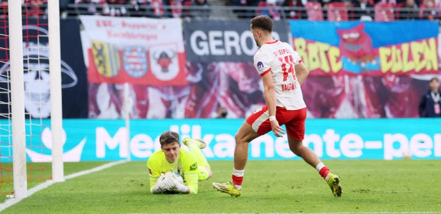 RB Leipzig - Augsburg Bundesliga Leipzig, 07.03.2026, Red Bull Arena, Fußball, 1.Bundesliga, 25.Spieltag , RB Leipzig vs. FC Augsburg , Im Bild von links: Torwart Finn Dahmen ( 1,Augsburg), Christoph Baumgartner (14, RB Leipzig. , Nur zur redaktionellen Nutzung. Only editorial use. , DFL DFB regulations prohibit any use of photographs as image sequences and or quasi-video. ,