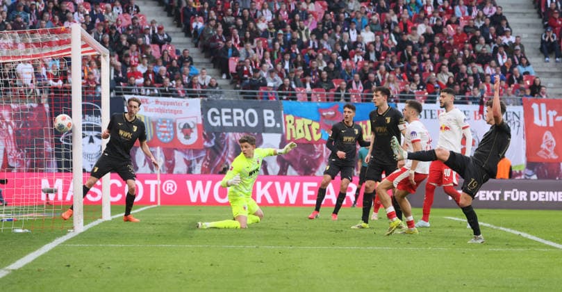 RB Leipzig - Augsburg Bundesliga Leipzig, 07.03.2026, Red Bull Arena, Fußball, 1.Bundesliga, 25.Spieltag , RB Leipzig vs. FC Augsburg , Im Bild: Torchance für RB Leipzig. Robin Fellhauer ( 19,Augsburg) lenkt den Ball ins Toraus. , Nur zur redaktionellen Nutzung. Only editorial use. , DFL DFB regulations prohibit any use of photographs as image sequences and or quasi-video. ,