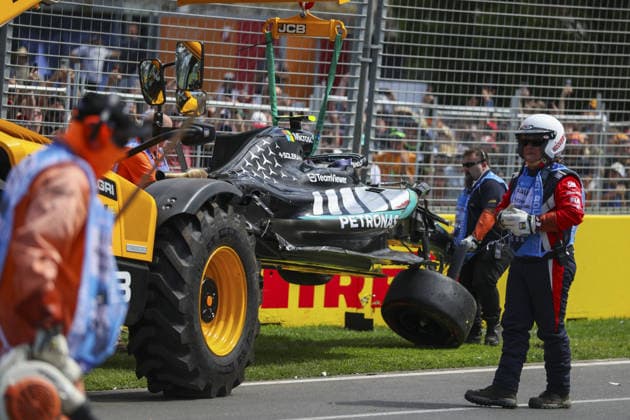 MELBOURNE, AUSTRALIA - MARCH 7: Mercedes AMG PETRONAS F1 Team F1 W17 of Andrea Kimi Antonelli being removed by Marshalls after crash during qualifying ahead of the F1 Grand Prix of Australia at Albert Park Circuit on March 7, 2026 in Melbourne, Australia.(Photo by Paddocker) Copyright: xPaddocker SPPx Sportspressphoto_SPR103984