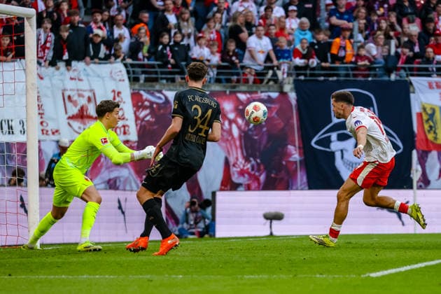 Christoph Baumgartner (RB Leipzig, 14) mit Kopfballversuch, Finn Dahmen (FC Augsburg, 01), Arthur Chaves (FC Augsburg, 34) , RB Leipzig vs. FC Augsburg, Fussball, 1. Bundesliga, 25. Spieltag, Saison 2025 2026, 07.03.2026,¨ DFL REGULATIONS PROHIBIT ANY USE OF PHOTOGRAPHS AS IMAGE SEQUENCES AND OR QUASI-VIDEO,¨ RB Leipzig vs. FC Augsburg, Fussball, 1. Bundesliga, 25. Spieltag, Saison 2025 2026, 07.03.2026 Leipzig
