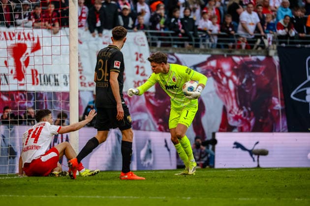Finn Dahmen (FC Augsburg, 01) wuetend auf Christoph Baumgartner (RB Leipzig, 14), Diskussion, Streit, Arthur Chaves (FC Augsburg, 34) , RB Leipzig vs. FC Augsburg, Fussball, 1. Bundesliga, 25. Spieltag, Saison 2025 2026, 07.03.2026,¨ DFL REGULATIONS PROHIBIT ANY USE OF PHOTOGRAPHS AS IMAGE SEQUENCES AND OR QUASI-VIDEO,¨ RB Leipzig vs. FC Augsburg, Fussball, 1. Bundesliga, 25. Spieltag, Saison 2025 2026, 07.03.2026 Leipzig
