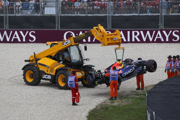 MELBOURNE, AUSTRALIA - MARCH 7: Marshals remove Max Verstappen?s Oracle Red Bull Racing RB22 after crashing during qualifying ahead of the F1 Grand Prix of Australia at Albert Park Circuit on March 7, 2026 in Melbourne, Australia.(Photo by Paddocker) Copyright: xPaddocker SPPx Sportspressphoto_SPR103993