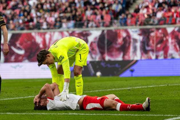 GER, Bundesliga, RB Leipzig - FC Augsburg. 07.03.2026, Red Bull Arena, Leipzig, GER, Bundesliga, RB Leipzig - FC Augsburg. Finn Dahmen (FC Augsburg 1) schaut auf den am Boden liegenden Willi Orban (RB Leipzig 4) Â