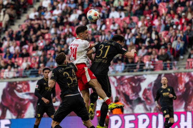 GER, Bundesliga, RB Leipzig - FC Augsburg. 07.03.2026, Red Bull Arena, Leipzig, GER, Bundesliga, RB Leipzig - FC Augsburg. Christoph Baumgartner (RB Leipzig 14) im Zweikampf gegen Keven Schlotterbeck (FC Augsburg 31) und Arthur Chaves (FC Augsburg 34) Â