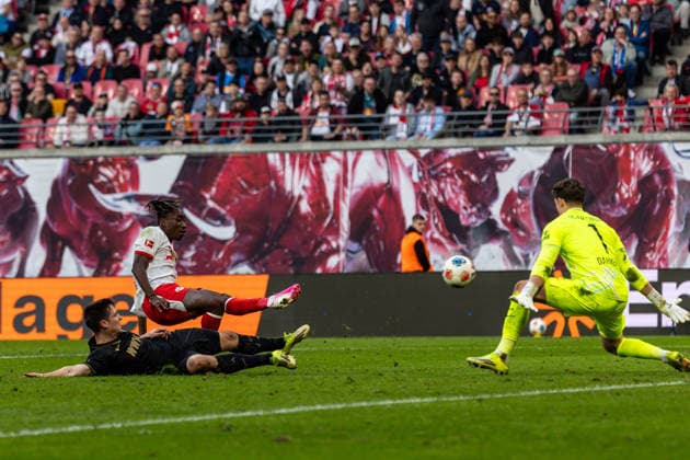 GER, Bundesliga, RB Leipzig - FC Augsburg. 07.03.2026, Red Bull Arena, Leipzig, GER, Bundesliga, RB Leipzig - FC Augsburg. Yan Diomande (RB Leipzig 49) im Zweikampf gegen Keven Schlotterbeck (FC Augsburg 31) mit em 1:1 Â