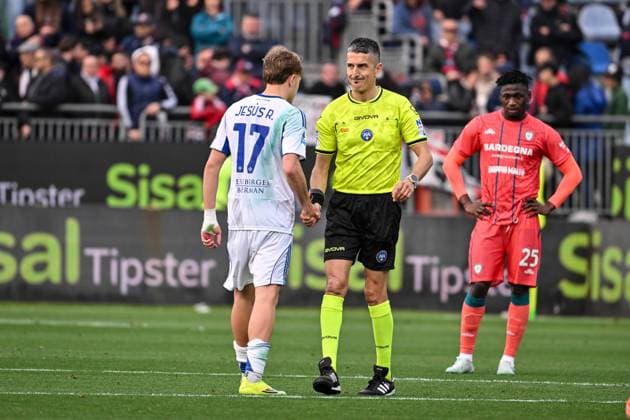 Jesus Rodriguez of Como 1907, Livio Marinelli, Arbitro, Referee, during Cagliari Calcio vs Como 1907, Italian soccer Serie A match in Cagliari, Italy, March 07 2026  Copyright: xLuigixCanu IPAxSportx xipa-agency.netx xx IPA_72516255 IPA_Agency_IPA72516255