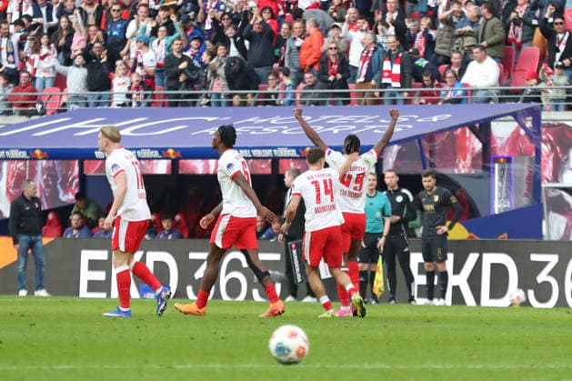 1. Fußball Bundesliga: RB Leipzig - FC Augsburg; 07.03.2026 Yan Diomande (49, RB Leipzig) jubelt nach seinem Tor ins Publikum. Torjubel. LEIPZIG, DEUTSCHLAND - MARCH 7: Bundesliga-Spiel RB Leipzig - FC Augsburg in der Red Bull Arena am 25. Spieltag der 1. Bundesliga am March 7, 2026 in Leipzig, Deutschland. DFL REGULATIONS PROHIBIT ANY USE OF PHOTOGRAPHS AS IMAGE SEQUENCES AND OR QUASI-VIDEO.