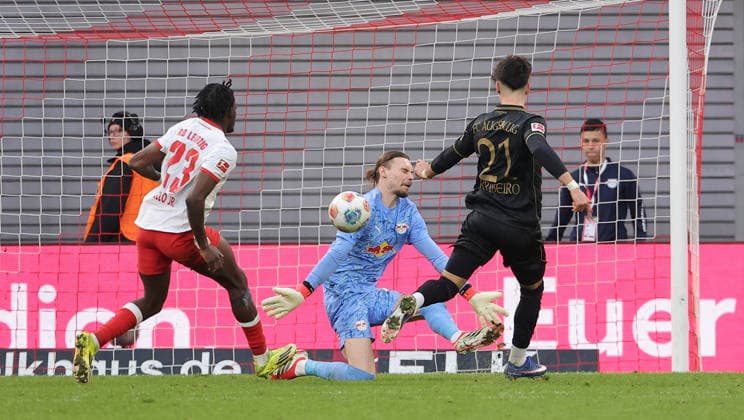 Castello Lukeba, Torwart Maarten Vandevoordt, Rodrigo Ribeiro verpasst das Tor Zweikampf Spielszene Aktion Fußball Fussball DFL Bundesliga Herren 25. Spieltag Saison 2025 2026 07.03.2026 RasenBallsport RB Leipzig RBL vs. FC Augsburg FCA in der RedBull Arena DFL regulations prohibit any use of photographs as image sequences and or quasi-video.