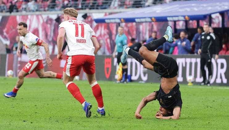 Conrad Harder, Han Noah Massengo nach dem Zweikampf Spielszene Aktion Fußball Fussball DFL Bundesliga Herren 25. Spieltag Saison 2025 2026 07.03.2026 RasenBallsport RB Leipzig RBL vs. FC Augsburg FCA in der RedBull Arena DFL regulations prohibit any use of photographs as image sequences and or quasi-video.