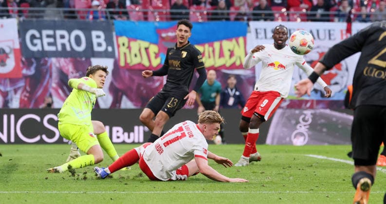 RB Leipzig - Augsburg Bundesliga Leipzig, 07.03.2026, Red Bull Arena, Fußball, 1.Bundesliga, 25.Spieltag , RB Leipzig vs. FC Augsburg , Im Bild: Torchance für RB Leipzig. Torwart Finn Dahmen ( 1,Augsburg) pariert gegen Conrad Harder ( 11, RBL). , Nur zur redaktionellen Nutzung. Only editorial use. , DFL DFB regulations prohibit any use of photographs as image sequences and or quasi-video. ,