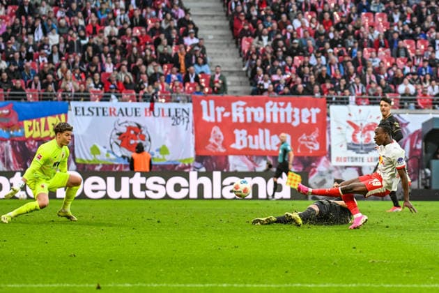 Fußball I Herren I Saison 2025-2026 I Bundesliga I 25. Spieltag I RB Leipzig - FC Augsburg I 07.03.2026 Yan Diomande (49, RB Leipzig) setzt sich gegen Keven Schlotterbeck (31, FC Augsburg) durch und erzielt das 1:1 Ausgleichstor Leipzig Red Bull Arena Sachsen Deutschland