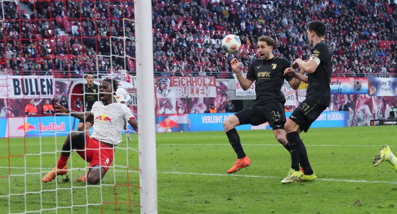 Arthur Chaves (34) erzielt das Eigentor zum 2:1 Zweikampf Spielszene Aktion Fußball Fussball DFL Bundesliga Herren 25. Spieltag Saison 2025 2026 07.03.2026 RasenBallsport RB Leipzig RBL vs. FC Augsburg FCA in der RedBull Arena DFL regulations prohibit any use of photographs as image sequences and or quasi-video.