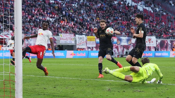 Arthur Chaves (34) erzielt das Eigentor zum 2:1 Zweikampf Spielszene Aktion Fußball Fussball DFL Bundesliga Herren 25. Spieltag Saison 2025 2026 07.03.2026 RasenBallsport RB Leipzig RBL vs. FC Augsburg FCA in der RedBull Arena DFL regulations prohibit any use of photographs as image sequences and or quasi-video.