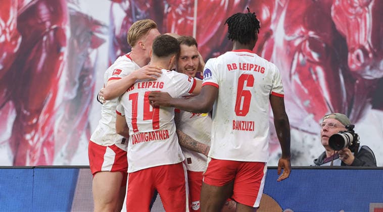 David Raum jubelt nach Tor zum 2:1 mit Teamkollegen Fußball Fussball DFL Bundesliga Herren 25. Spieltag Saison 2025 2026 07.03.2026 RasenBallsport RB Leipzig RBL vs. FC Augsburg FCA in der RedBull Arena DFL regulations prohibit any use of photographs as image sequences and or quasi-video.