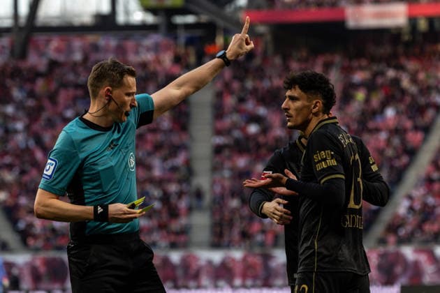 GER, Bundesliga, RB Leipzig - FC Augsburg. 07.03.2026, Red Bull Arena, Leipzig, GER, Bundesliga, RB Leipzig - FC Augsburg. Martin Petersen, Schiedsrichter diskutiert mit Dimitris Giannoulis (FC Augsburg 13) Â