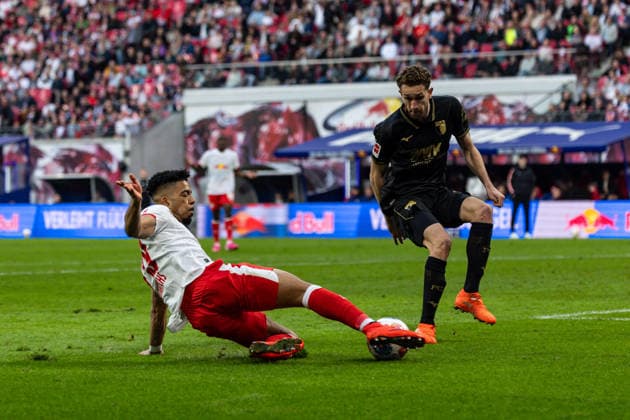 GER, Bundesliga, RB Leipzig - FC Augsburg. 07.03.2026, Red Bull Arena, Leipzig, GER, Bundesliga, RB Leipzig - FC Augsburg. Benjamin Henrichs (RB Leipzig 39) im Zweikampf gegen Arthur Chaves (FC Augsburg 34) Â