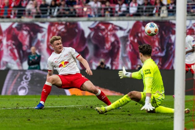 GER, Bundesliga, RB Leipzig - FC Augsburg. 07.03.2026, Red Bull Arena, Leipzig, GER, Bundesliga, RB Leipzig - FC Augsburg. Conrad Harder (RB Leipzig 11) im Zweikampf gegen Finn Dahmen (FC Augsburg 1) Â