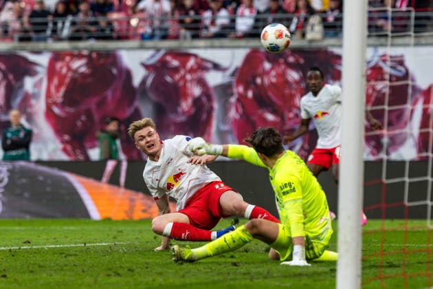 GER, Bundesliga, RB Leipzig - FC Augsburg. 07.03.2026, Red Bull Arena, Leipzig, GER, Bundesliga, RB Leipzig - FC Augsburg. Conrad Harder (RB Leipzig 11) im Zweikampf gegen Finn Dahmen (FC Augsburg 1) Â