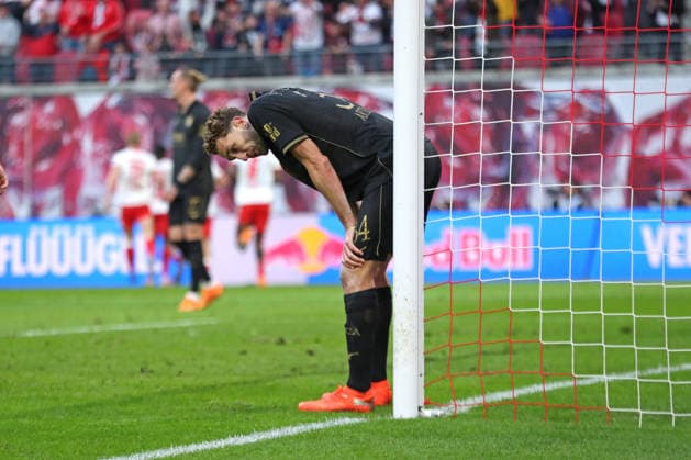 1. Fußball Bundesliga: RB Leipzig - FC Augsburg; 07.03.2026 Enttäuschung und Ärger bei Arthur Chaves (34, FC Augsburg) nach dem unglücklichen Gegentor. LEIPZIG, DEUTSCHLAND - MARCH 7: Bundesliga-Spiel RB Leipzig - FC Augsburg in der Red Bull Arena am 25. Spieltag der 1. Bundesliga am March 7, 2026 in Leipzig, Deutschland. DFL REGULATIONS PROHIBIT ANY USE OF PHOTOGRAPHS AS IMAGE SEQUENCES AND OR QUASI-VIDEO.