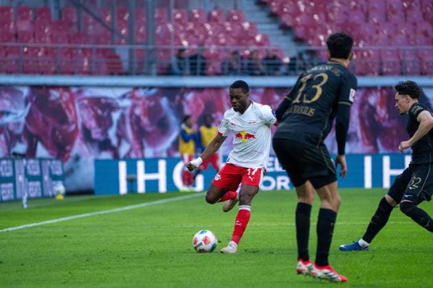 Deutschland: Bundesliga 2025 - 2026, 25. Spieltag - RB Leipzig vs FC Augsburg - Red Bull Arena (Leipzig): Ridle Baku (RB Leipzig, 17) am Ball