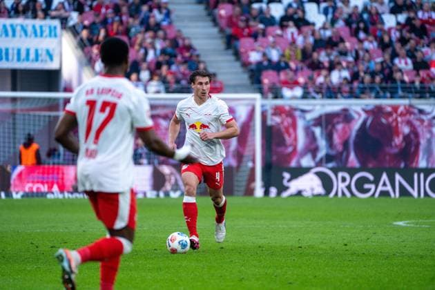 Deutschland: Bundesliga 2025 - 2026, 25. Spieltag - RB Leipzig vs FC Augsburg - Red Bull Arena (Leipzig): Willi Orban (RB Leipzig, 4) am Ball