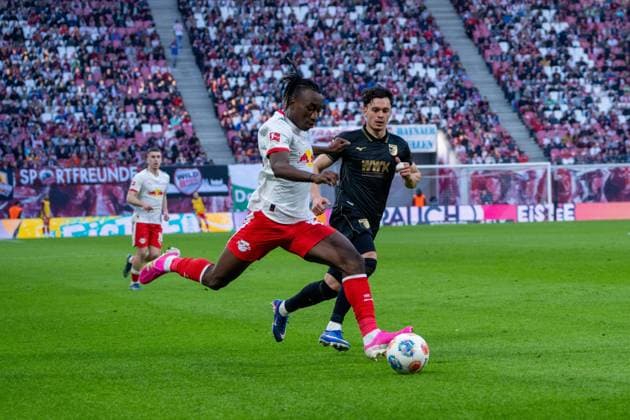 Deutschland: Bundesliga 2025 - 2026, 25. Spieltag - RB Leipzig vs FC Augsburg - Red Bull Arena (Leipzig): Yan Diomande (RB Leipzig, 49) am Ball