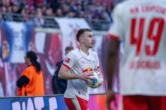 Deutschland: Bundesliga 2025 - 2026, 25. Spieltag - RB Leipzig vs FC Augsburg - Red Bull Arena (Leipzig): Brajan Gruda (RB Leipzig, 10) am Ball