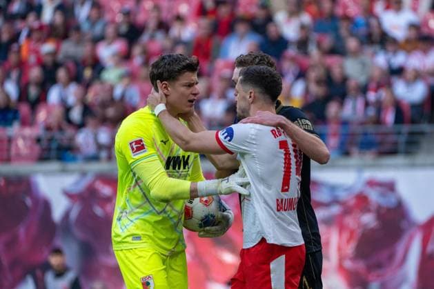 Deutschland: Bundesliga 2025 - 2026, 25. Spieltag - RB Leipzig vs FC Augsburg - Red Bull Arena (Leipzig): Finn Dahmen (FC Augsburg, 1) Christoph Baumgartner (RB Leipzig, 14)