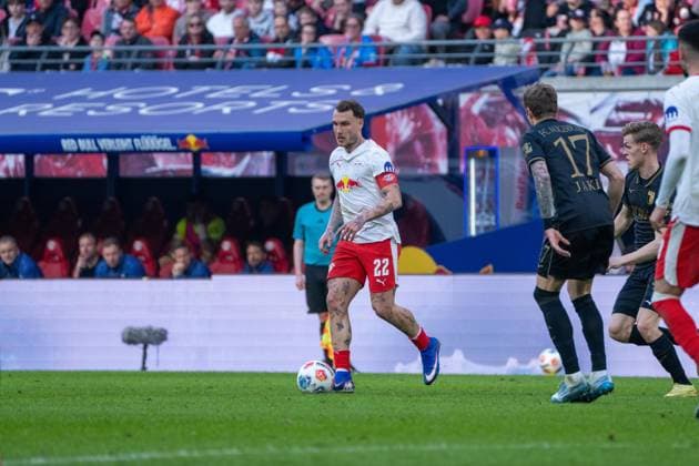 Deutschland: Bundesliga 2025 - 2026, 25. Spieltag - RB Leipzig vs FC Augsburg - Red Bull Arena (Leipzig): David Raum (RB Leipzig, 22) am Ball