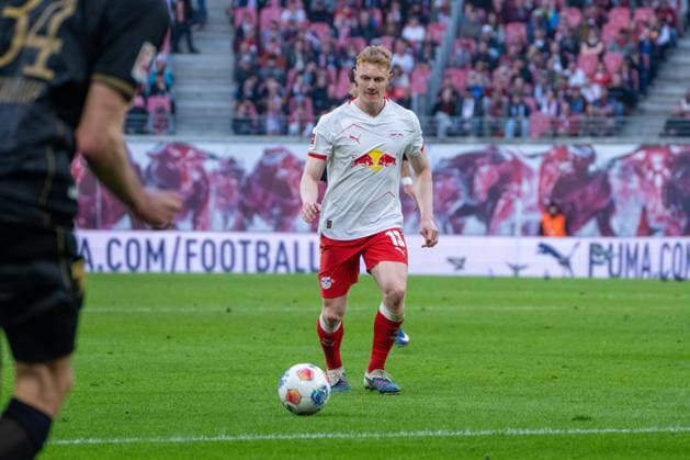 Deutschland: Bundesliga 2025 - 2026, 25. Spieltag - RB Leipzig vs FC Augsburg - Red Bull Arena (Leipzig): Nicolas Seiwald (RB Leipzig, 13) am Ball