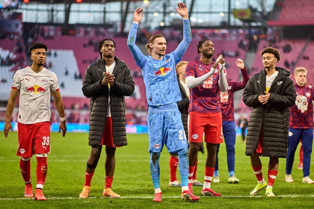 07.03.2026, Fußball, Männer, Bundesliga, 2025 2026, RB Leipzig - FC Augsburg Manschaft, RB Leipzig, Jubel nach Sieg, vorm Fanblock Leipzig Red Bull Arena Sachsen Deutschland