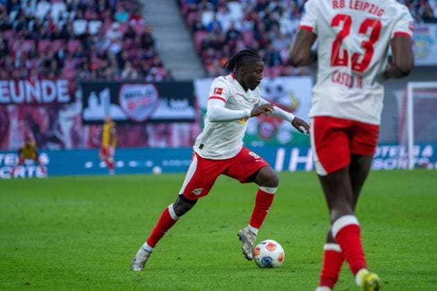 Deutschland: Bundesliga 2025 - 2026, 25. Spieltag - RB Leipzig vs FC Augsburg - Red Bull Arena (Leipzig): Yan Diomande (RB Leipzig, 49) am Ball