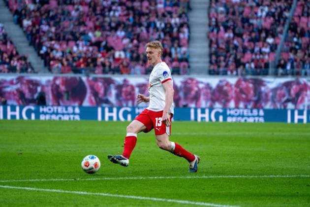 Deutschland: Bundesliga 2025 - 2026, 25. Spieltag - RB Leipzig vs FC Augsburg - Red Bull Arena (Leipzig): Nicolas Seiwald (RB Leipzig, 13) am Ball