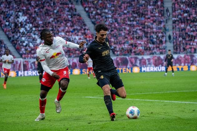 Deutschland: Bundesliga 2025 - 2026, 25. Spieltag - RB Leipzig vs FC Augsburg - Red Bull Arena (Leipzig): Dimitrios Giannoulis (FC Augsburg, 13) am Ball