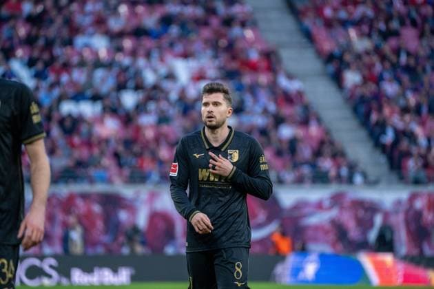 Deutschland: Bundesliga 2025 - 2026, 25. Spieltag - RB Leipzig vs FC Augsburg - Red Bull Arena (Leipzig): Elvis Rexhbecaj (FC Augsburg, 8)