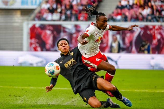 Noahkai Banks (FC Augsburg, 40), Yan Diomande (RB Leipzig, 49) Zweikampf, Duell, Kampf, RB Leipzig vs. FC Augsburg, Fussball, 1. Bundesliga, 25. Spieltag, Saison 2025 2026, 07.03.2026,¨ DFL REGULATIONS PROHIBIT ANY USE OF PHOTOGRAPHS AS IMAGE SEQUENCES AND OR QUASI-VIDEO,¨ RB Leipzig vs. FC Augsburg, Fussball, 1. Bundesliga, 25. Spieltag, Saison 2025 2026, 07.03.2026 Leipzig