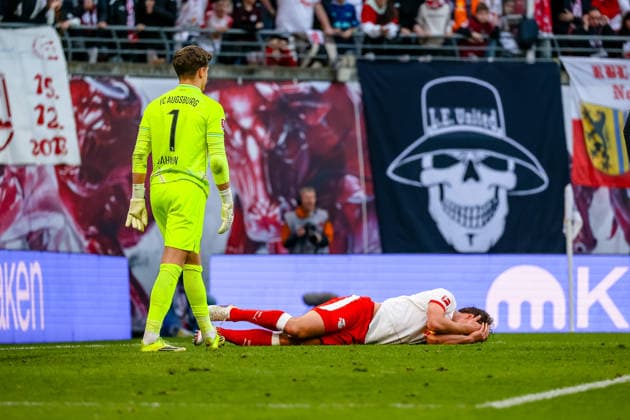 Willi Orban (RB Leipzig, 04) geht zu Boden nach Treffer im Gesicht, Finn Dahmen (FC Augsburg, 01) , RB Leipzig vs. FC Augsburg, Fussball, 1. Bundesliga, 25. Spieltag, Saison 2025 2026, 07.03.2026,¨ DFL REGULATIONS PROHIBIT ANY USE OF PHOTOGRAPHS AS IMAGE SEQUENCES AND OR QUASI-VIDEO,¨ RB Leipzig vs. FC Augsburg, Fussball, 1. Bundesliga, 25. Spieltag, Saison 2025 2026, 07.03.2026 Leipzig