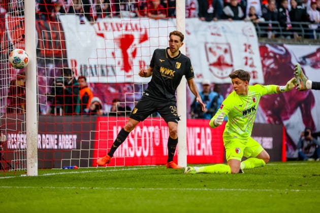 Ball geht am Tor vorbei, Arthur Chaves (FC Augsburg, 34), Finn Dahmen (FC Augsburg, 01), RB Leipzig vs. FC Augsburg, Fussball, 1. Bundesliga, 25. Spieltag, Saison 2025 2026, 07.03.2026,¨ DFL REGULATIONS PROHIBIT ANY USE OF PHOTOGRAPHS AS IMAGE SEQUENCES AND OR QUASI-VIDEO,¨ RB Leipzig vs. FC Augsburg, Fussball, 1. Bundesliga, 25. Spieltag, Saison 2025 2026, 07.03.2026 Leipzig