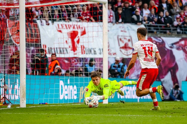 Finn Dahmen (FC Augsburg, 01) haelt den balll gegen Christoph Baumgartner (RB Leipzig, 14) , RB Leipzig vs. FC Augsburg, Fussball, 1. Bundesliga, 25. Spieltag, Saison 2025 2026, 07.03.2026,¨ DFL REGULATIONS PROHIBIT ANY USE OF PHOTOGRAPHS AS IMAGE SEQUENCES AND OR QUASI-VIDEO,¨ RB Leipzig vs. FC Augsburg, Fussball, 1. Bundesliga, 25. Spieltag, Saison 2025 2026, 07.03.2026 Leipzig
