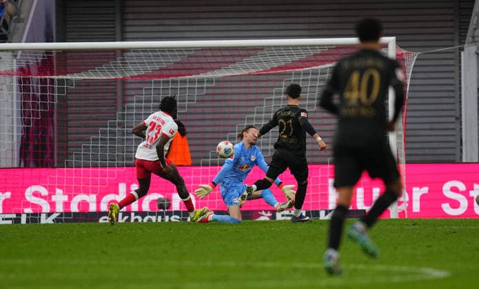 Rodrigo Ribeiro (FC Augsburg) schießt aufs Tor waehrend des spiels der 1.Bundesliga zwischen RB¯Leipzig¯gegen¯FC¯Augsburg, Red¯Bull¯Arena, Leipzig, Germany am 07. March 2026. (Foto von Thor Wegner DeFodi Images) +++ Rodrigo Ribeiro (FC Augsburg) shoots on goal during RB¯Leipzig¯and¯FC¯Augsburg at Red¯Bull¯Arena, Leipzig, Germany on March 7, 2026. Thor Wegner DeFodi Images . (Photo by DeFodi Images) -
